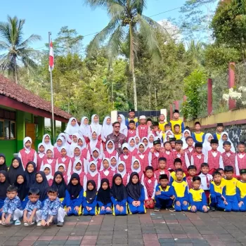 Haru Pisah Sambut Kepala Sekolah SDN 2 Pesangkalan, Tongkat 