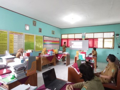 Diskusi Program Kerja dengan Sesama Guru