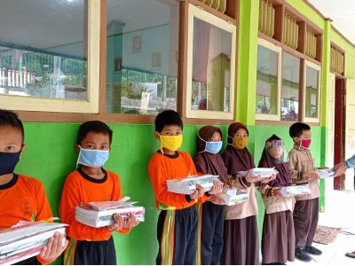Pembagian Alat Tulis dari Dindikpora