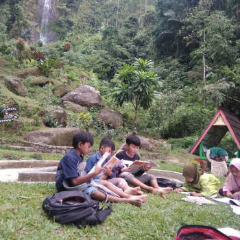 Belajar di Bawah Percikan Bumi Ayu Curug Pletuk